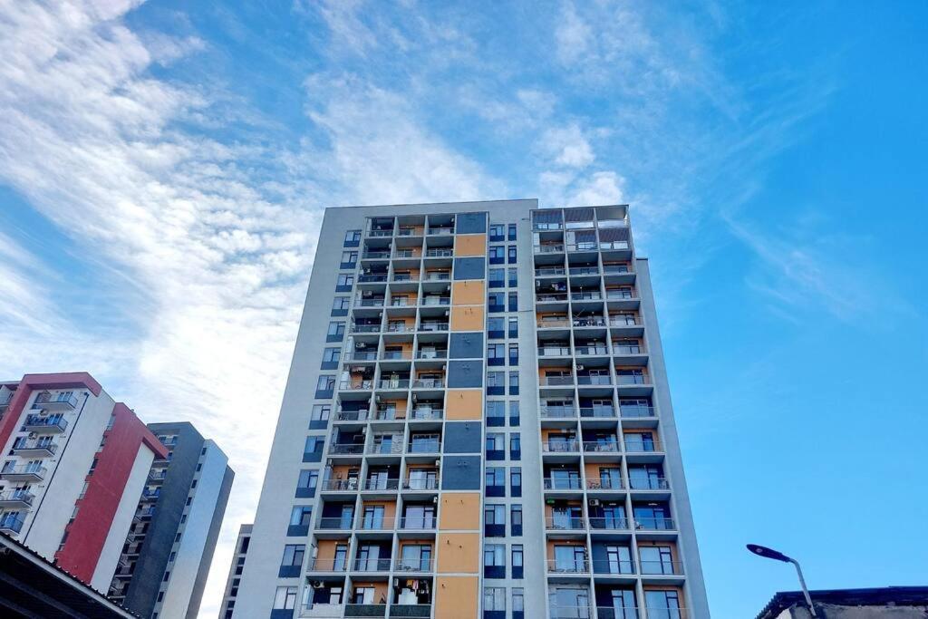Cozy 1br Near Metro Station On Saburtalo. דירה