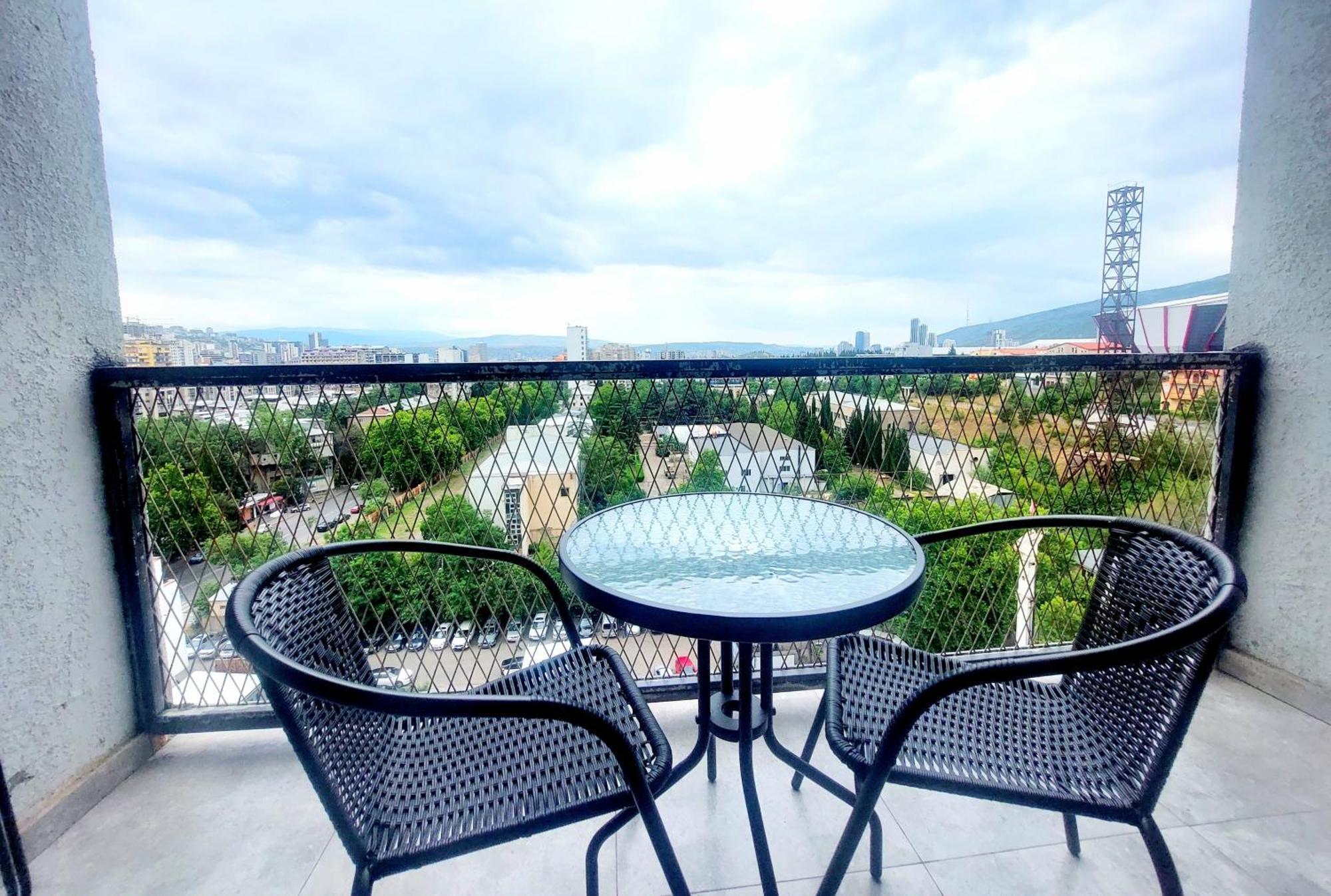 Cozy 1br Near Metro Station On Saburtalo. דירה